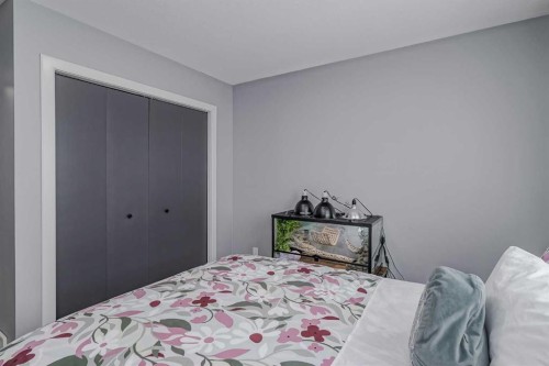 10 Chaparral Ridge Park Se, Calgary, AB - Indoor Photo Showing Bedroom