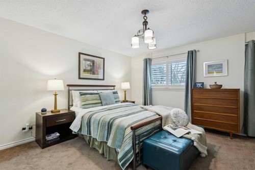 48 Deer Ridge Close Se, Calgary, AB - Indoor Photo Showing Bedroom
