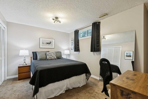 48 Deer Ridge Close Se, Calgary, AB - Indoor Photo Showing Bedroom