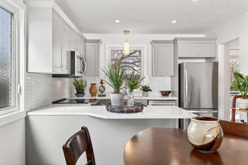 4311 Dovercrest Drive Se, Calgary, AB - Indoor Photo Showing Other Room