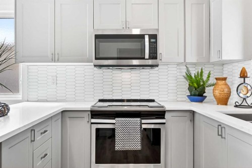 4311 Dovercrest Drive Se, Calgary, AB - Indoor Photo Showing Kitchen With Upgraded Kitchen