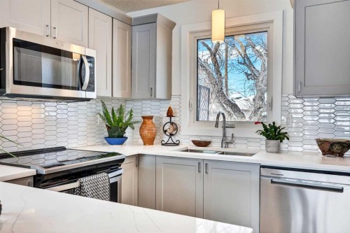 4311 Dovercrest Drive Se, Calgary, AB - Indoor Photo Showing Kitchen With Double Sink With Upgraded Kitchen