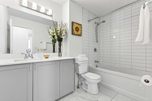 4311 Dovercrest Drive Se, Calgary, AB - Indoor Photo Showing Bathroom