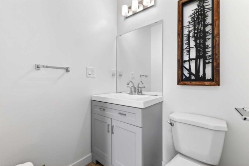 4311 Dovercrest Drive Se, Calgary, AB - Indoor Photo Showing Bathroom