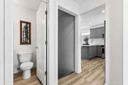 4311 Dovercrest Drive Se, Calgary, AB - Indoor Photo Showing Bathroom