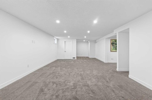 4311 Dovercrest Drive Se, Calgary, AB - Indoor Photo Showing Other Room