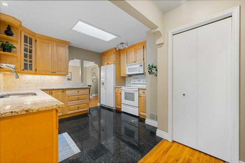 3204 24A Street Sw, Calgary, AB - Indoor Photo Showing Kitchen