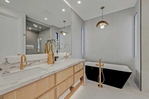 2008 8 Avenue Se, Calgary, AB - Indoor Photo Showing Bathroom