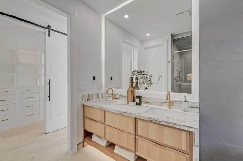 2008 8 Avenue Se, Calgary, AB - Indoor Photo Showing Bathroom