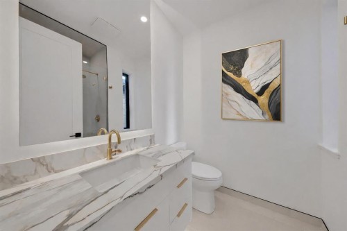 2008 8 Avenue Se, Calgary, AB - Indoor Photo Showing Bathroom