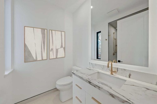 2008 8 Avenue Se, Calgary, AB - Indoor Photo Showing Bathroom