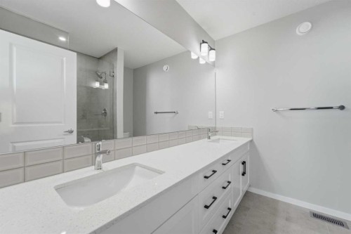 40 Cityline Manor Ne, Calgary, AB - Indoor Photo Showing Bathroom
