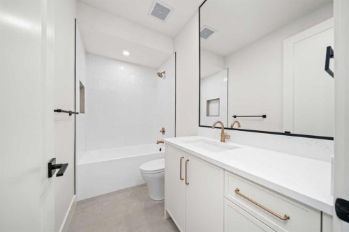 1517 32 Avenue Sw, Calgary, AB - Indoor Photo Showing Bathroom