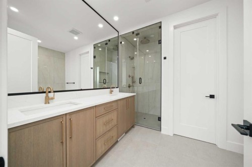 1517 32 Avenue Sw, Calgary, AB - Indoor Photo Showing Bathroom