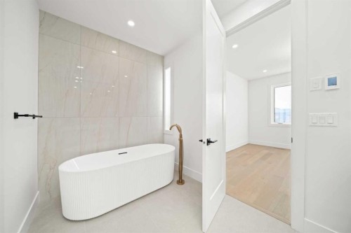1517 32 Avenue Sw, Calgary, AB - Indoor Photo Showing Bathroom