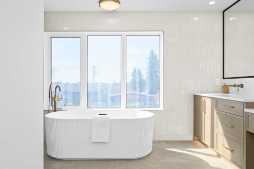 1517 32 Avenue Sw, Calgary, AB - Indoor Photo Showing Bathroom