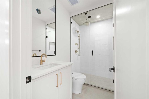 1517 32 Avenue Sw, Calgary, AB - Indoor Photo Showing Bathroom