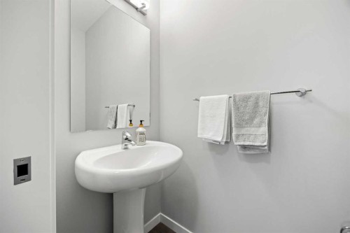 79 Mist Mountain Rise, Okotoks, AB - Indoor Photo Showing Bathroom