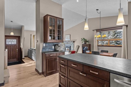 100 Settler Way, Canmore, AB - Indoor Photo Showing Kitchen