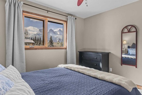100 Settler Way, Canmore, AB - Indoor Photo Showing Bedroom