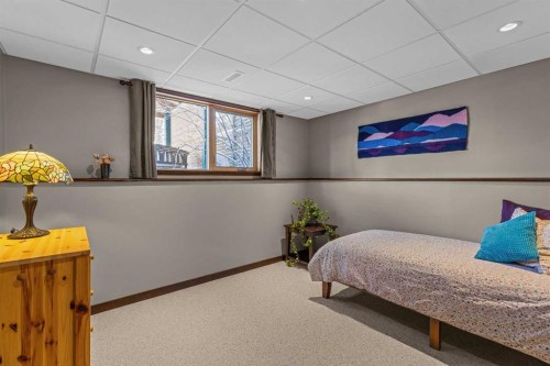 100 Settler Way, Canmore, AB - Indoor Photo Showing Bedroom