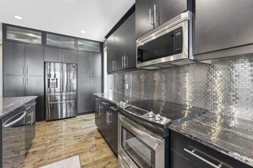 95 Sunset Way, Cochrane, AB - Indoor Photo Showing Kitchen With Upgraded Kitchen