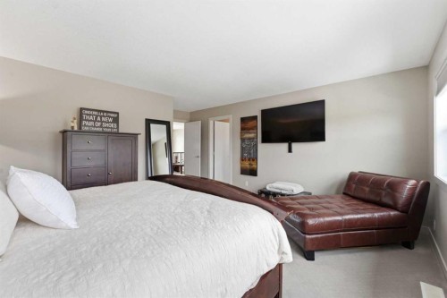 95 Sunset Way, Cochrane, AB - Indoor Photo Showing Bedroom