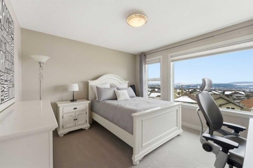 95 Sunset Way, Cochrane, AB - Indoor Photo Showing Bedroom