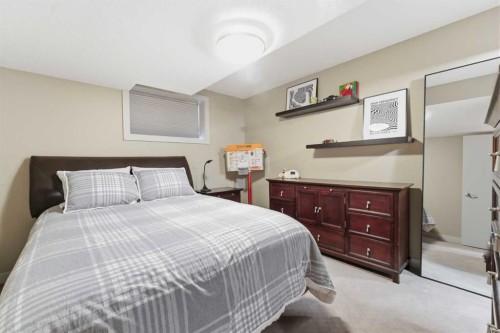 95 Sunset Way, Cochrane, AB - Indoor Photo Showing Bedroom