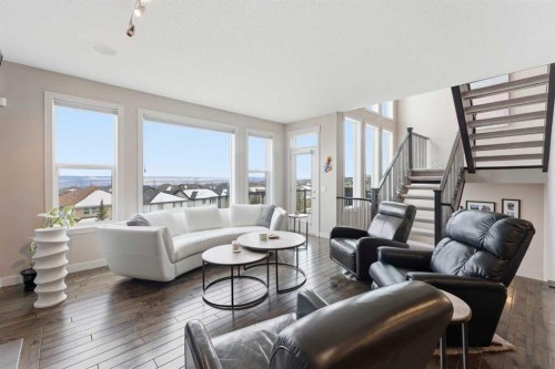 95 Sunset Way, Cochrane, AB - Indoor Photo Showing Living Room