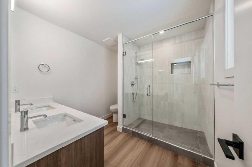 5880 Dalridge Hill Nw, Calgary, AB - Indoor Photo Showing Bathroom