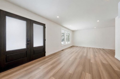 5880 Dalridge Hill Nw, Calgary, AB - Indoor Photo Showing Other Room