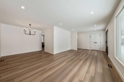 5880 Dalridge Hill Nw, Calgary, AB - Indoor Photo Showing Other Room