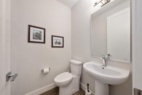 1514 33 Avenue Sw, Calgary, AB - Indoor Photo Showing Bathroom