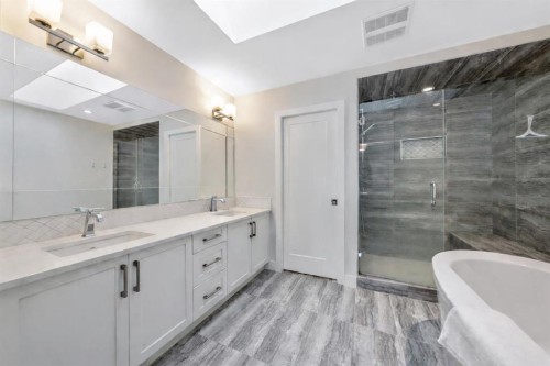 1514 33 Avenue Sw, Calgary, AB - Indoor Photo Showing Bathroom