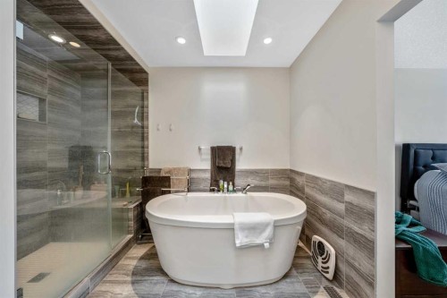 1514 33 Avenue Sw, Calgary, AB - Indoor Photo Showing Bathroom
