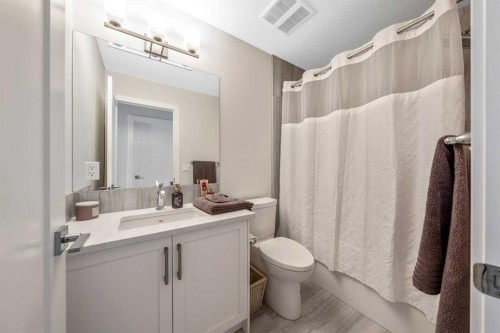 1514 33 Avenue Sw, Calgary, AB - Indoor Photo Showing Bathroom