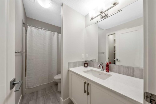 1514 33 Avenue Sw, Calgary, AB - Indoor Photo Showing Bathroom