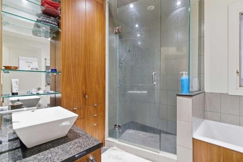 2910 Marquette Street Sw, Calgary, AB - Indoor Photo Showing Bathroom
