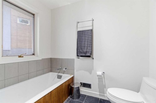 2910 Marquette Street Sw, Calgary, AB - Indoor Photo Showing Bathroom