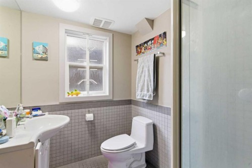 2910 Marquette Street Sw, Calgary, AB - Indoor Photo Showing Bathroom
