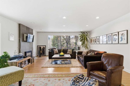 2910 Marquette Street Sw, Calgary, AB - Indoor Photo Showing Living Room