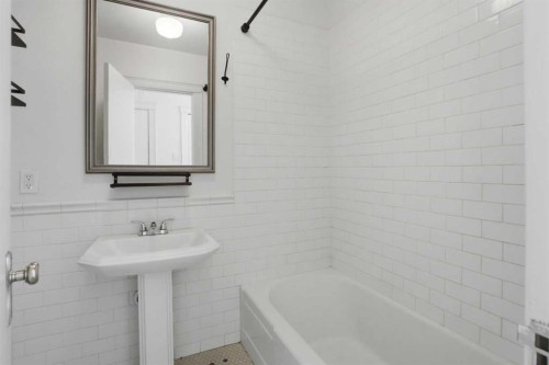 3-330 19 Avenue Sw, Calgary, AB - Indoor Photo Showing Bathroom