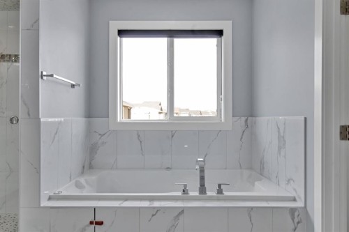 302 Kinniburgh Rd, Chestermere, AB - Indoor Photo Showing Bathroom