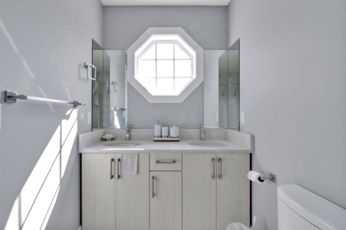 302 Kinniburgh Rd, Chestermere, AB - Indoor Photo Showing Bathroom