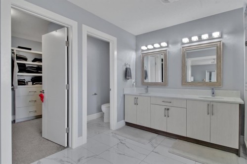302 Kinniburgh Rd, Chestermere, AB - Indoor Photo Showing Bathroom