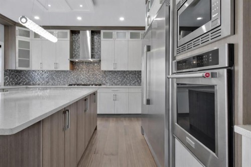 302 Kinniburgh Rd, Chestermere, AB - Indoor Photo Showing Kitchen With Upgraded Kitchen