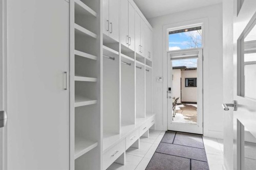 511 7 Street Ne, Calgary, AB - Indoor Photo Showing Other Room