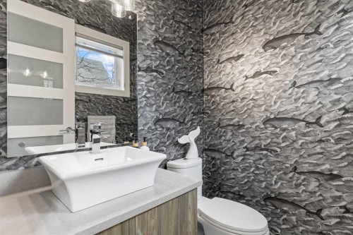 511 7 Street Ne, Calgary, AB - Indoor Photo Showing Bathroom