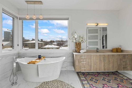 511 7 Street Ne, Calgary, AB - Indoor Photo Showing Bathroom